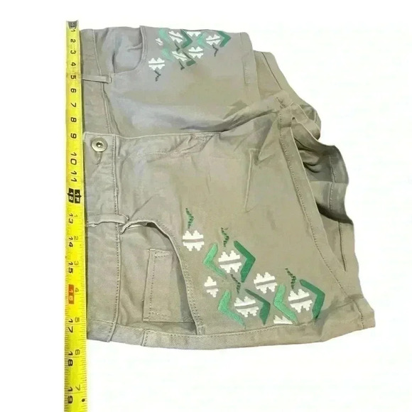 H&M‎ COOL ACCENT KHAKI DENIM SHORTS AZTEC GREEN & WHITE EMBROIDERED BOHO SZ 14 - Picture 7 of 7